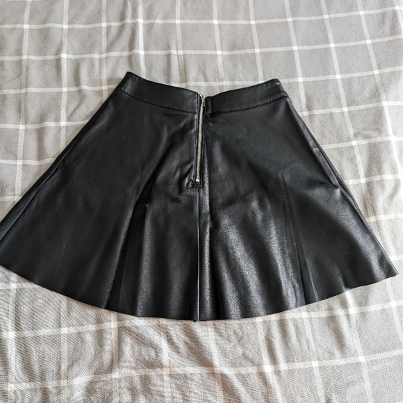 H&M Short Faux Leather Skirt Size 4 NWT - Picture 3 of 4